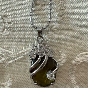 Unusual PENDANT w/OLIVE STONE/CRYSTALS surrounding w/ sliver chain